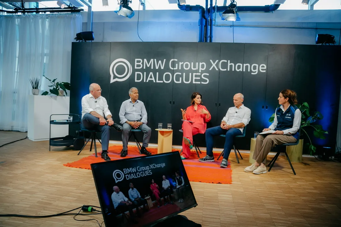 Yara Hoffmann moderiert den BMW Group Dialogue 2023