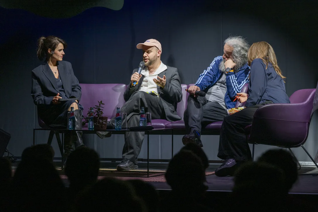 Yara Hoffmann moderiert die Talkshow Hallo Niemand 2026