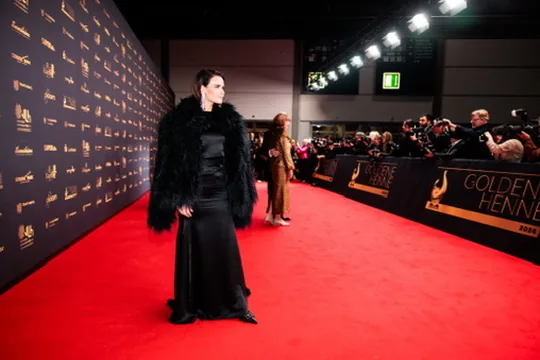 Yara Hoffmann hält die Laudatio bei der Goldenen Henne 2024