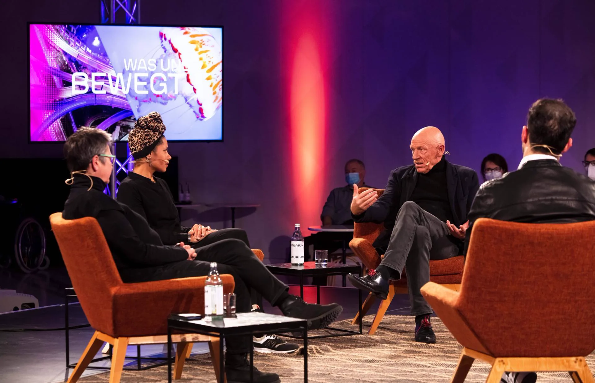 Yara Hoffmann auf der Bühne im Futurium Berlin