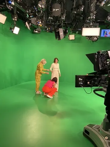 Yara Hoffmann im Greenscreen-Studio während einer TV-Produktion